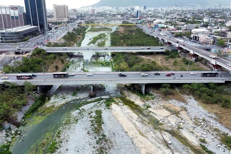 A casi un año del paso de 'Alberto', el cauce del Río Santa Catarina retomó su apariencia verde.