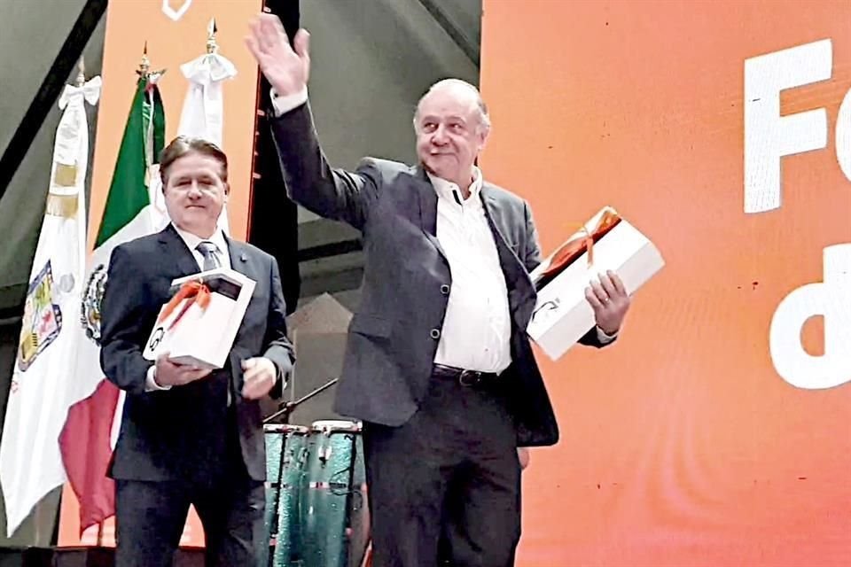 ¿HASTA LA VISTA O ADIÓS? Entre versiones de que dejará la Secretaría de Gobierno, ayer Javier Navarro participó en un evento con empleados estatales.