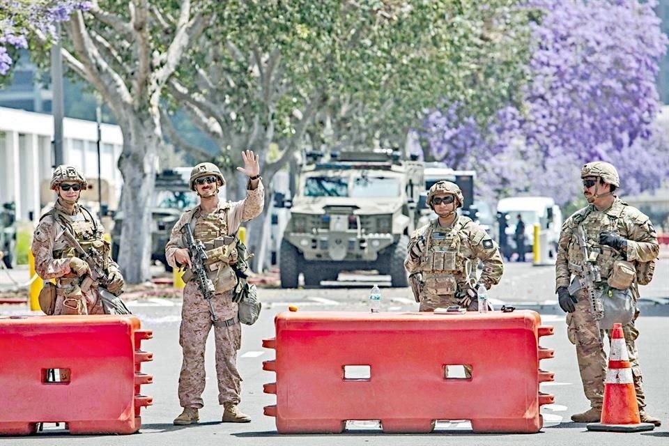 DESPLIEGAN A PRIMEROS MARINES. Los primeros 200 elementos de la Marina, de los 700 anunciados por Trump, empezaron ayer a resguardar edificios oficiales de Los Ángeles.