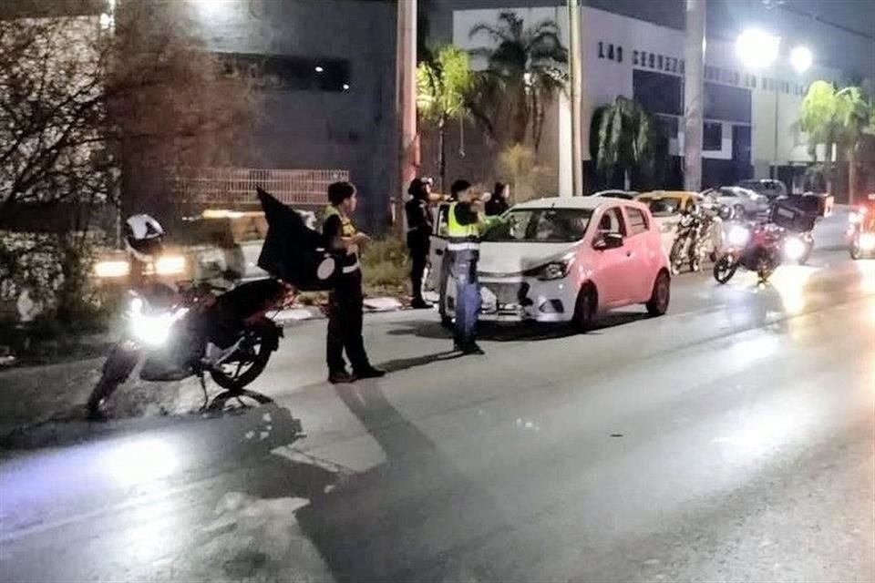 De acuerdo con Movilidad y Tránsito, en el accidente participó un vehículo Chevrolet Beat que impactó por detrás a la motocicleta, derribando al conductor.