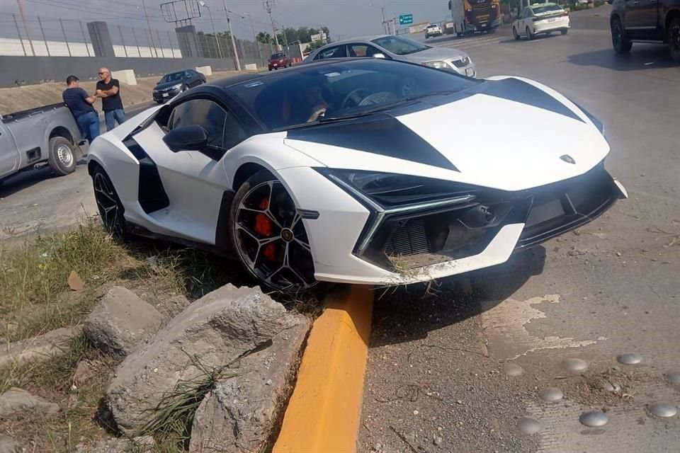 El Lamborghini Revuelto modelo 2024, quedó sobre el camellón en el cruce de la carretera y la calle Juan Zapata, en la Colonia Buena Vista.