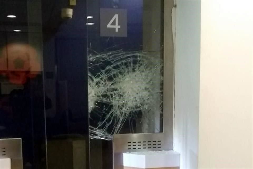 Al llegar al reporte, los policías de Guadalupe vieron que estaba destrozado un cristal del área de cajas.
