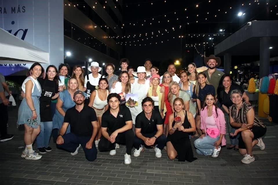 Asistentes y participantes de 'La Rotonda Night Market'.