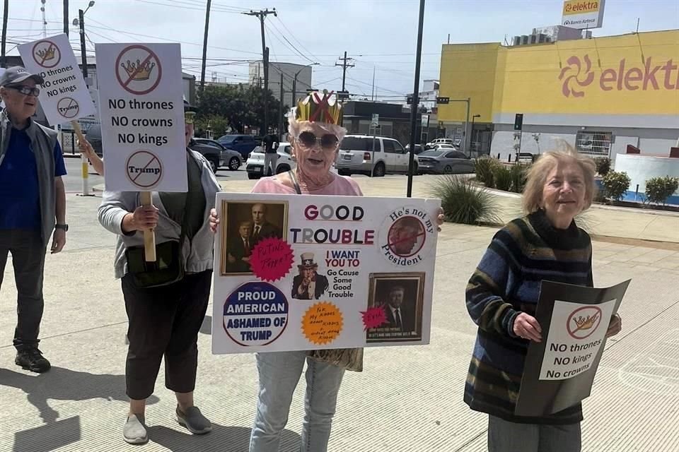 Ciudadanos mexicanos marchan hacia la Embajada de Estados Unidos en México y en diversos estados para manifestar su rechazo a las redadas del Servicio de Inmigración y Control de Aduanas (ICE).