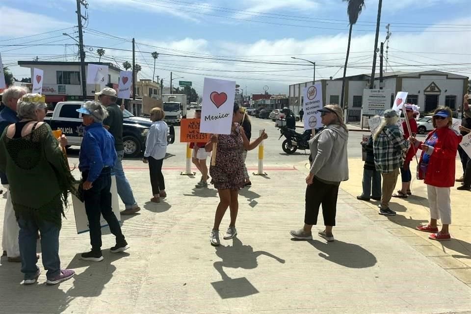 En Ensenada, Baja California, ciudadanos mexicanos y estadounidenses presentes en el país, participaron en las protestas.
