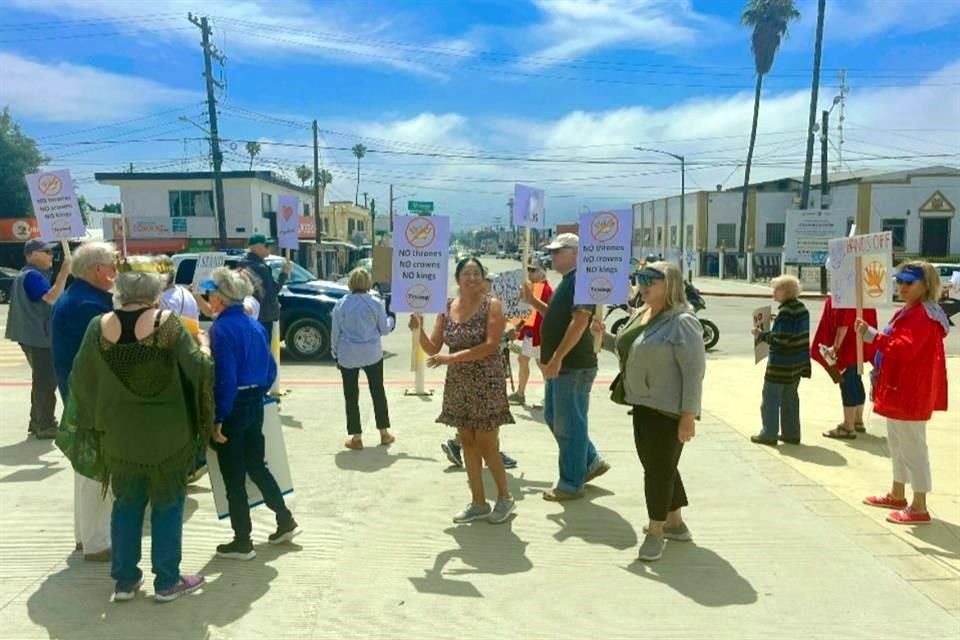 En Ensenada, Baja California, ciudadanos mexicanos y estadounidenses presentes en el país, participaron en las protestas.