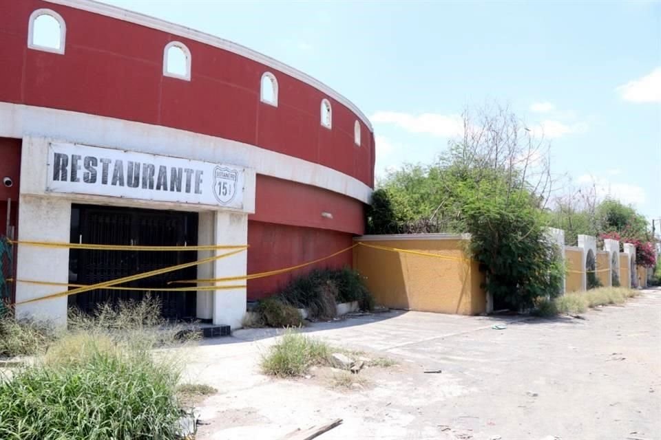 Hierba crecida, basura y deterioro en paredes y en el anuncio del motel es parte de lo que se observa en la zona.