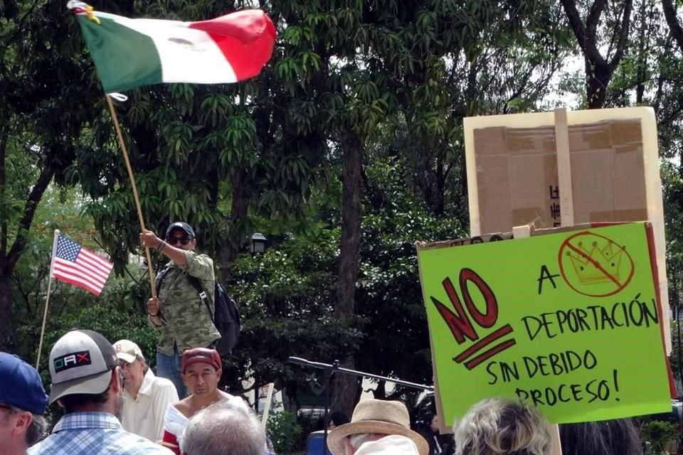 En la protesta de 'No Reyes' replicada en Oaxaca de Juárez, decenas de ciudadanos estadounidenses y mexicanos se movilizaron en rechazo a las políticas antimigrante del republicano Donald Trump.