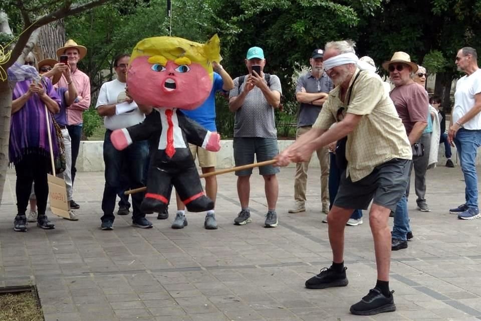 En Oaxaca rompieron una piñata con los rasgos de Trump.