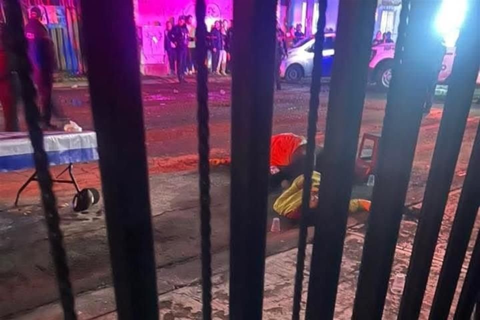 Sujetos a bordo de una motocicleta llegaron al sitio, ubicaron a las víctimas, quienes estaban cenando y abrieron fuego contra ellos, para después huir del lugar.