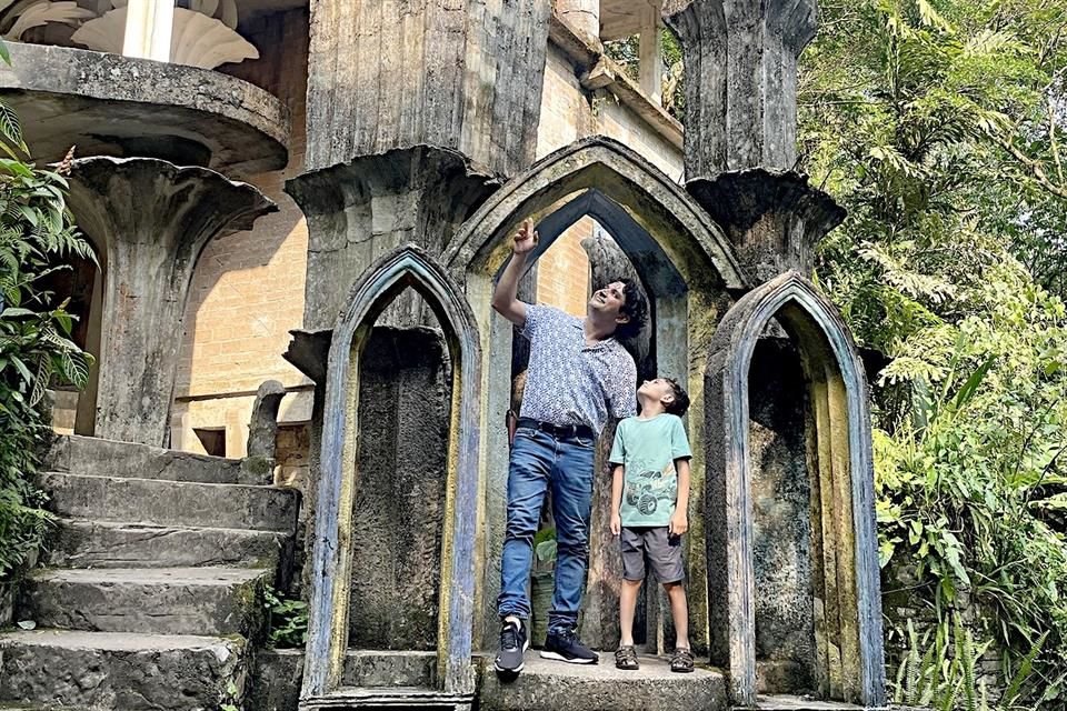 Ir al Jardín Escultórico Edward James Las Pozas, en Xilitla, SLP, del que se dice es el santuario a cielo abierto más representativo del surrealismo en México.