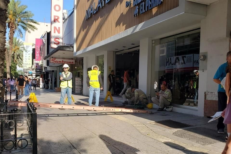 El apagón en la calle Morelos afectó a decenas de negocios.