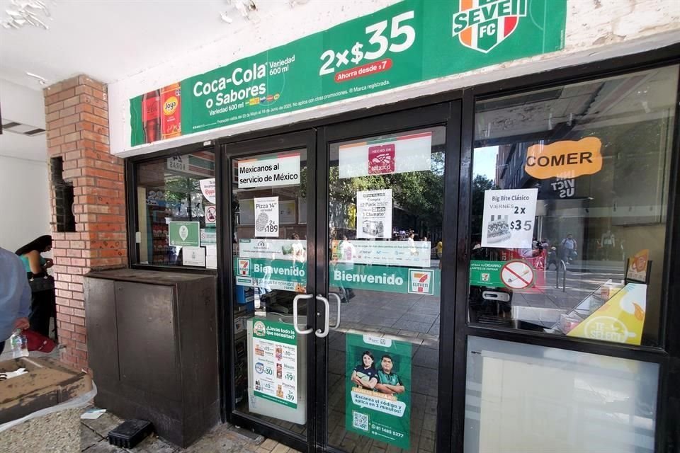 El apagón en la calle Morelos afectó a decenas de negocios.