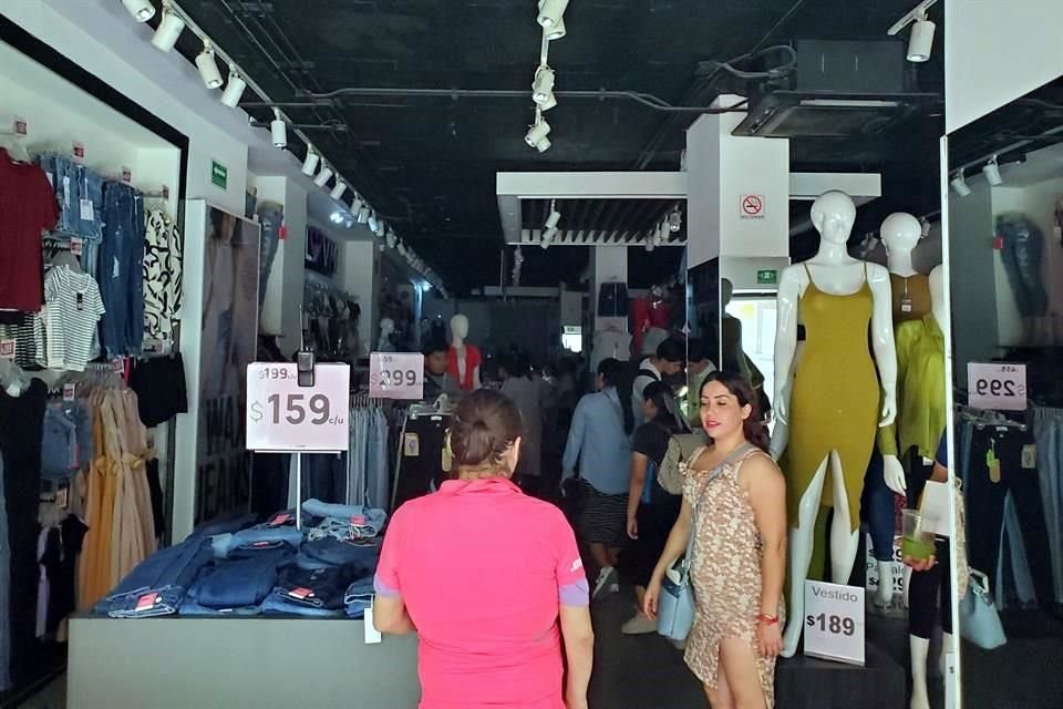 El apagón en la calle Morelos afectó a decenas de negocios.