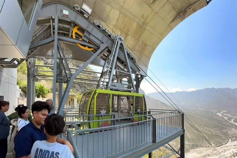 Visitantes del paraje turístico informaron que al momento de descender de la montaña, el teleférico ya no funcionó.