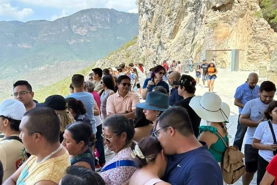 Personal del sitio turístico les indicó que bajaran del teleférico para que los técnicos hicieran pruebas.