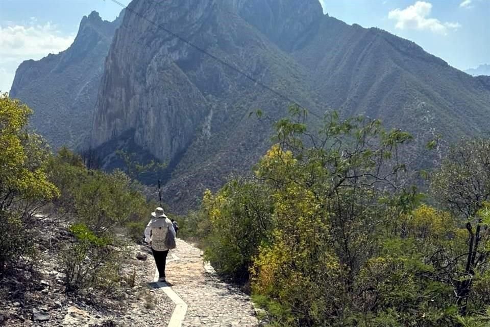 Ante esta situación, algunos visitantes, entre ellos adultos mayores, decidieron bajar por el sendero.