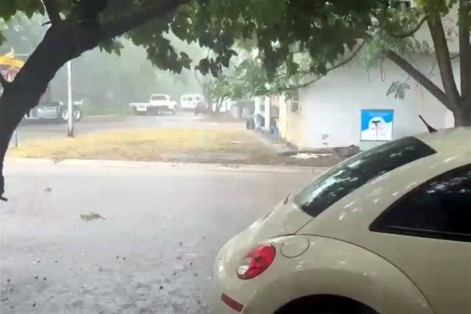 Las tormentas fueron intensas en la cabecera de Montemorelos, mientras que en zonas de Los Ramones reportaron la caída de granizo.