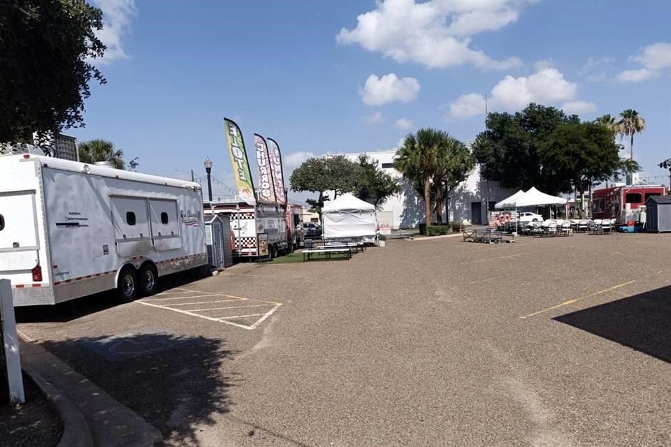 Los food truck al lado de la Cámara de Comercio, en McAllen, están cerrados por falta de clientela.