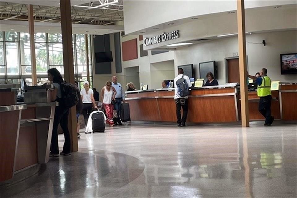 La Central camionera de McAllen lució vacía, sin migrantes de paso ni clientes habituales.