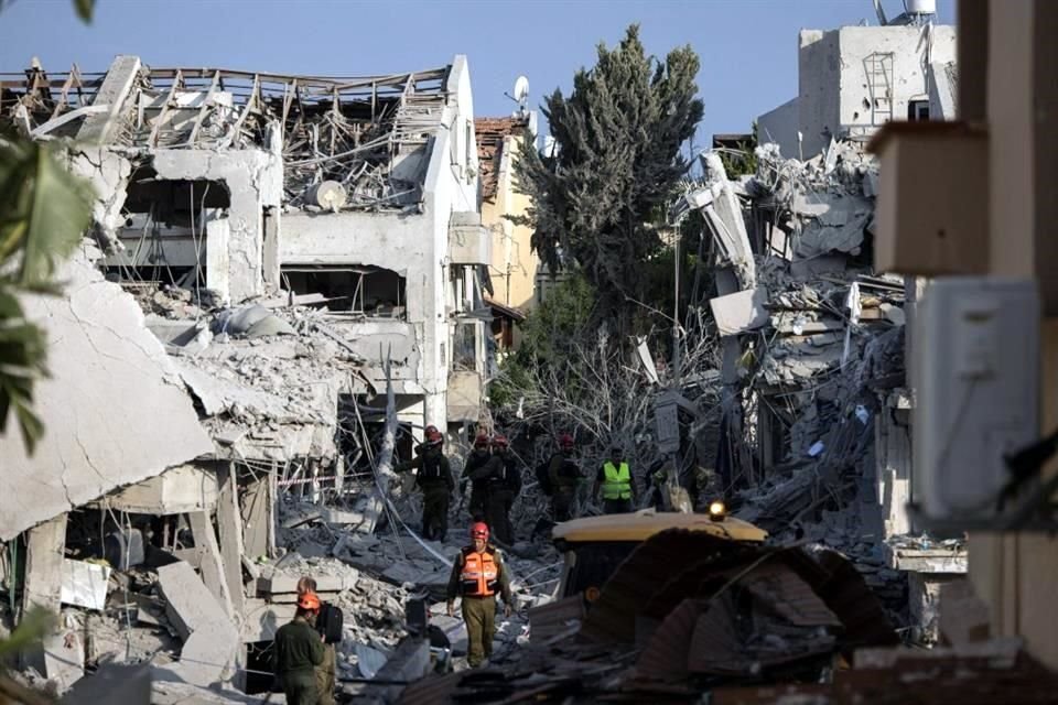 Un misil disparado desde Irán impactó al sur de Tel Aviv, provocando graves daños en inmuebles.