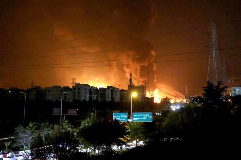 Los bombardeos israelíes atacaron ayer una refinería y dos depósitos de petróleo en Irán.