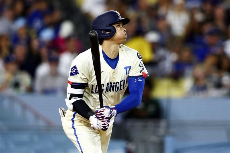 Shohei Ohtani conecta un jonrón durante la sexta entrada ante Gigantes de San Francisco.