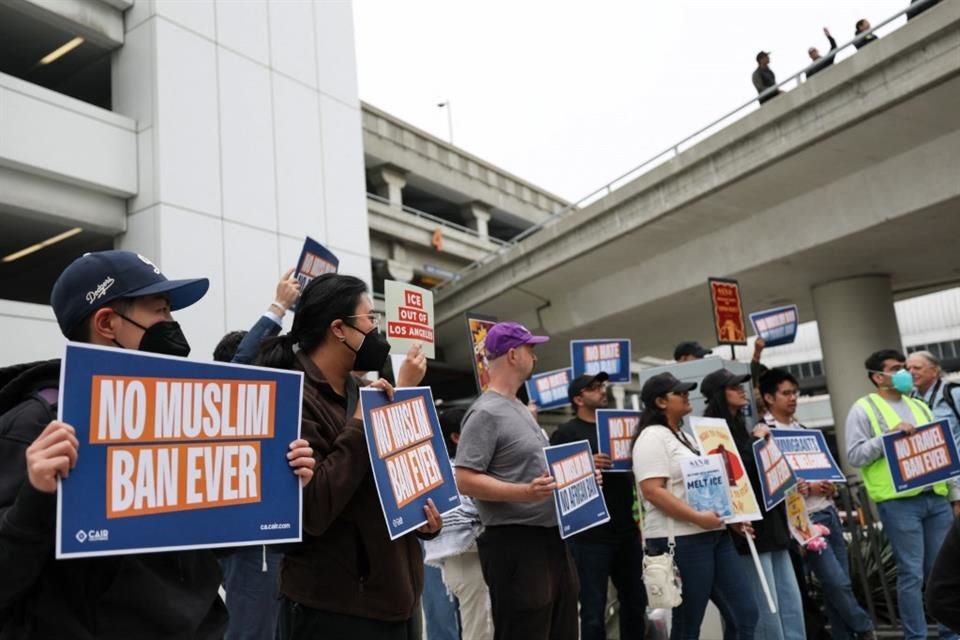 Manifestantes protestan contra la prohibición de viaje del Presidente Donald Trump, en Los Ángeles, el 9 de junio.