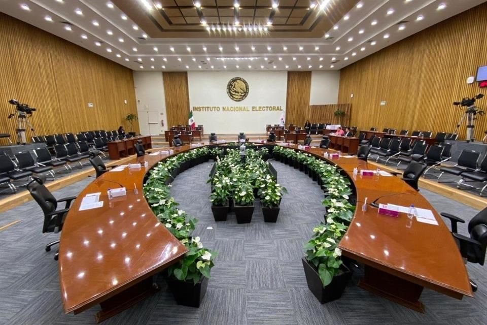 Los consejeros también advirtieron que una nueva identificación nacional podría desalentar a la población para tramitar o actualizar la credencial de elector.