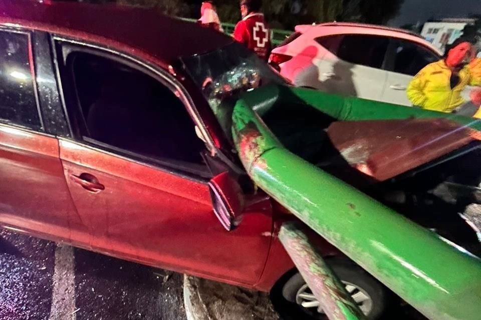 El auto, que presuntamente era conducido por un hombre en estado de ebriedad, perdió el control al bajar el puente que cruza Eje 8 Calzada Ermita Iztapalapa.
