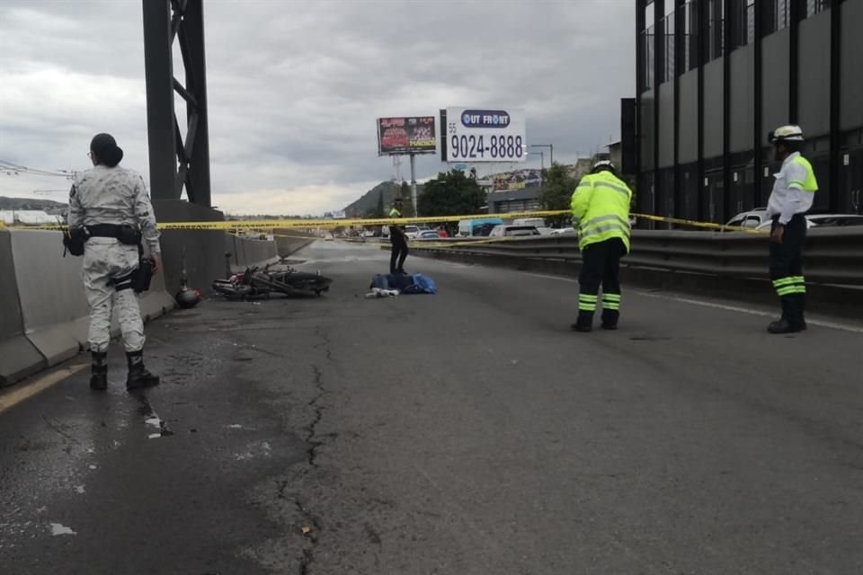 Agentes de la Guardia Nacional resguardaron al motociclista hasta que los peritos retiraron su cadáver.