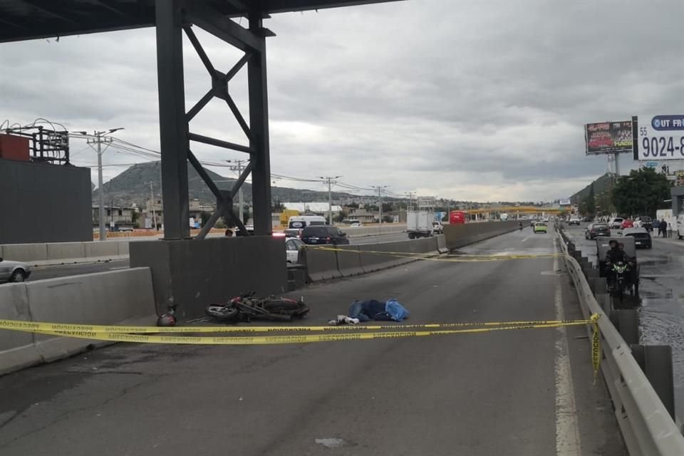 Otros motociclistas, quienes mejor llamaron a los servicios de emergencia, pues el joven lucía grave.