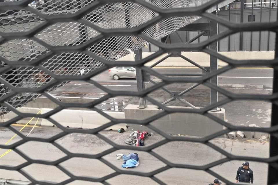 Cuando los policías municipales y paramédicos llegaron, sólo confirmaron que había muerto y cubrieron su cuerpo con una sábana azul.