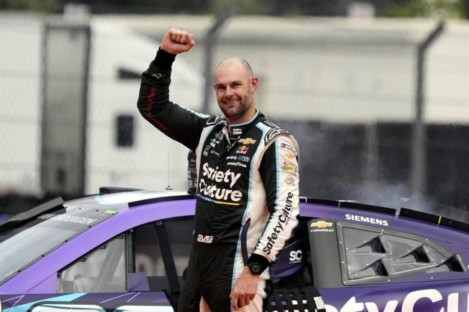 Shane Van Gisbergen, quien había sorprendido al llevarse la pole, completó un fin de semana redondo en el Autódromo Hermanos Rodríguez al ganar la Viva México 250.