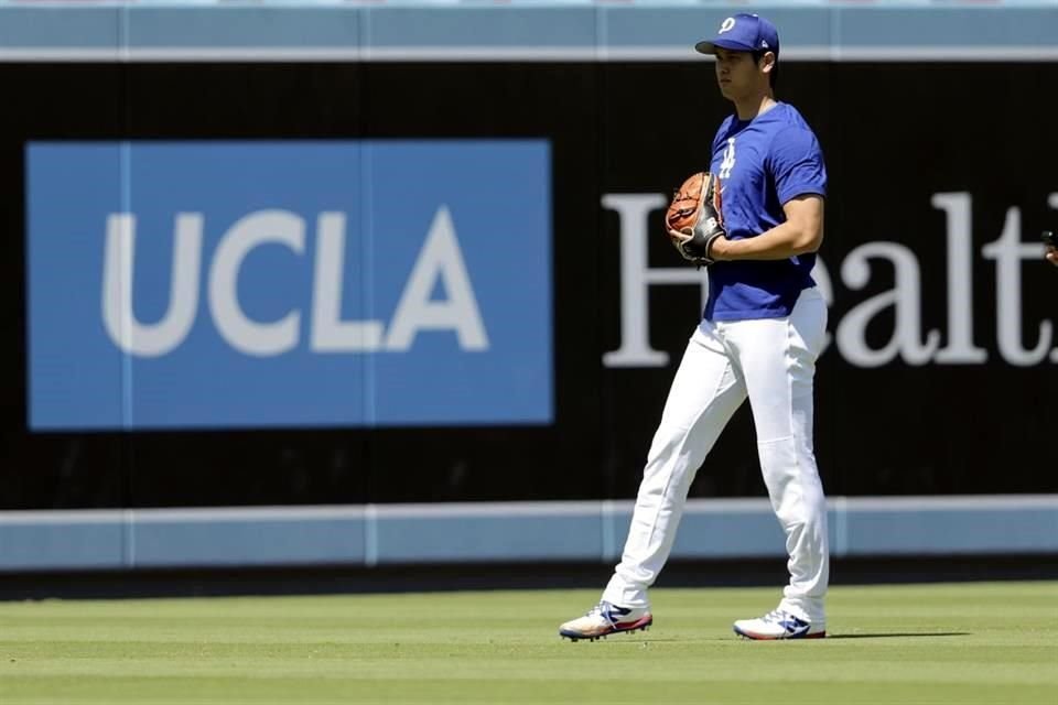 Shohei Ohtani, de los Dodgers, practica lanzamientos antes del partido contra los Gigantes de San Francisco este domingo.