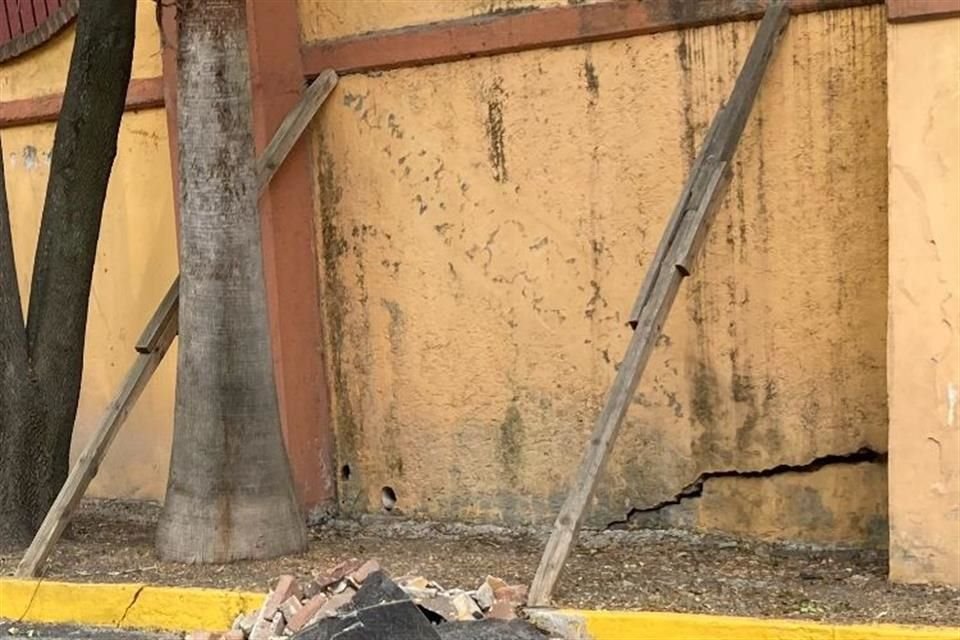 Vigas de hasta 2 metros de largo son colocadas para dar soporte a una parte del muro que presenta inclinación.