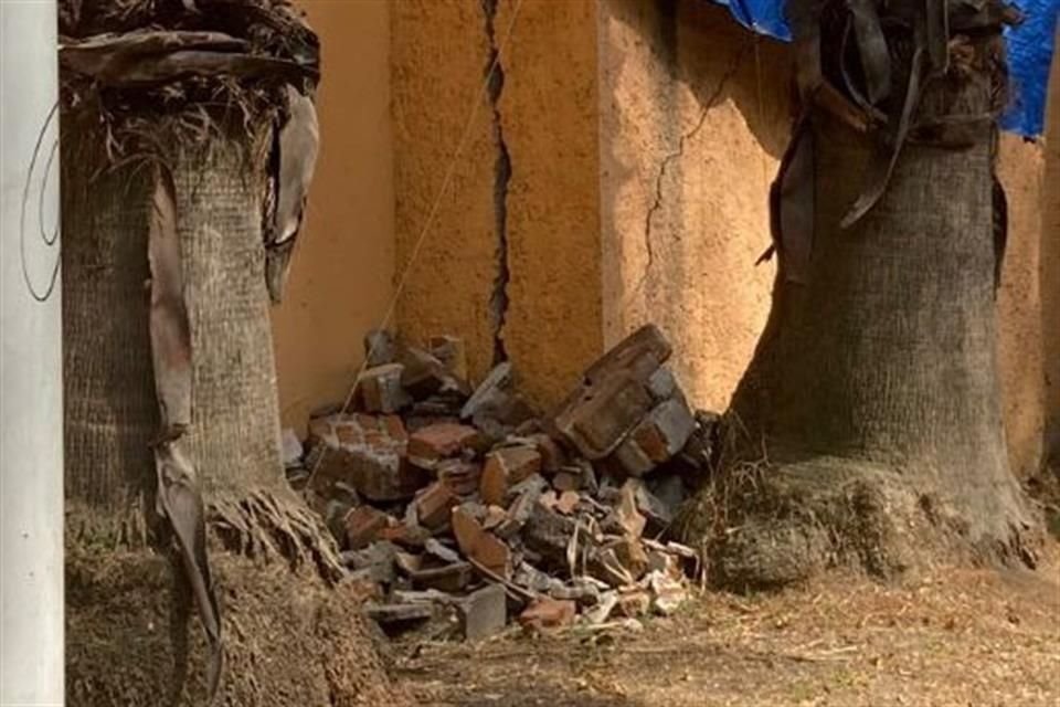 En algunas zonas la barda comenzó a romperse, provocando que fragmentos de escombro cayeran del lado del parque.