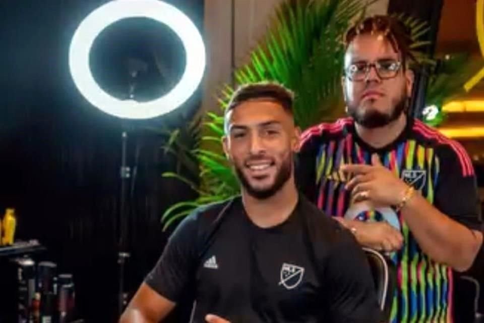 David Marulanda, estadounidense de familia cafetalera, posa junto al delantero Denis Bouanga, figura del LAFC.