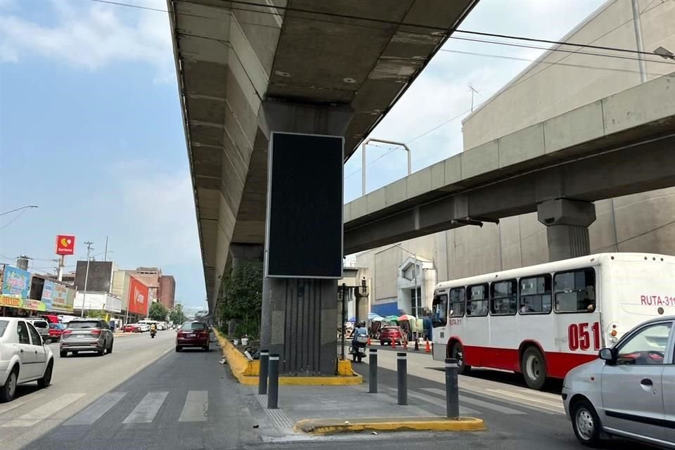 Las pantallas fueron colocadas en algunas columnas de la Línea 1 del Metro, por la Avenida Colón, en Monterrey.