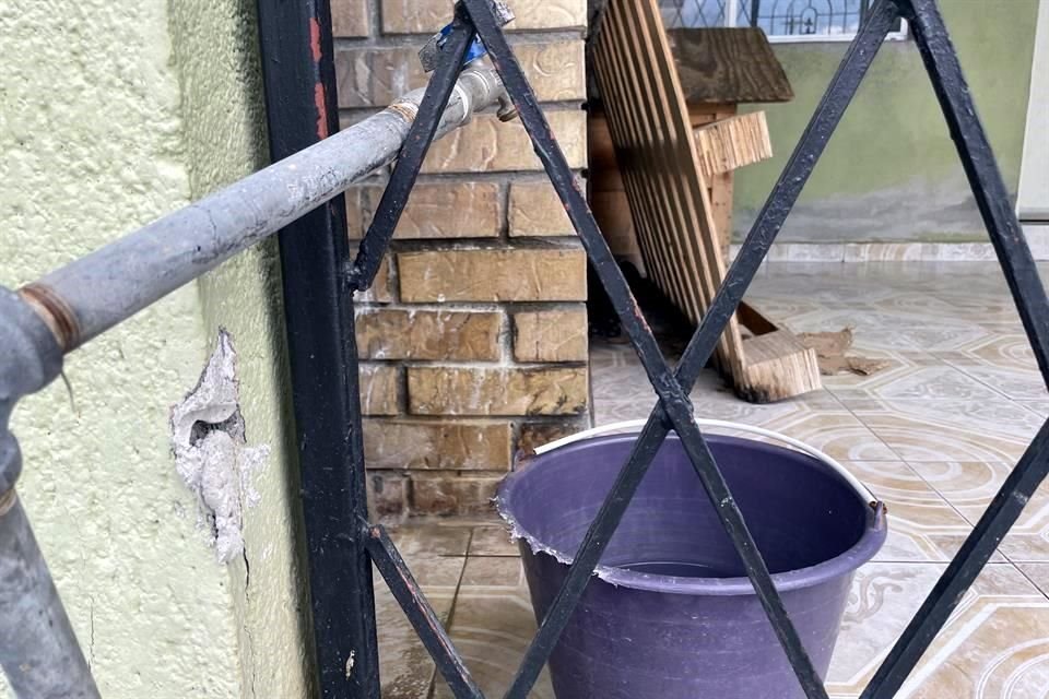 Ante corte de agua programado por AyD por trabajos de la CFE, vecinos de Apodaca, Guadalupe y San Nicolás almacenan liquido en tambos.