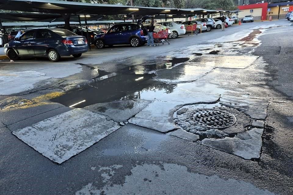 El agua sale de dos alcantarillas de la CFE que se encuentran entre las avenidas José Vasconcelos y Del Roble.