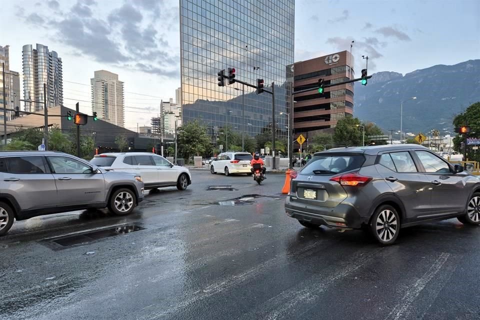 Los charcos se extienden unos 200 metros a lo largo de la Avenida Gómez Morín.