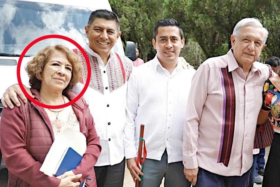 Lilia Gema García en una gira de AMLO por Oaxaca en noviembre de 2023, con el Gobernador Salomón Jara y el Alcalde de Juquila, Felipe Juárez