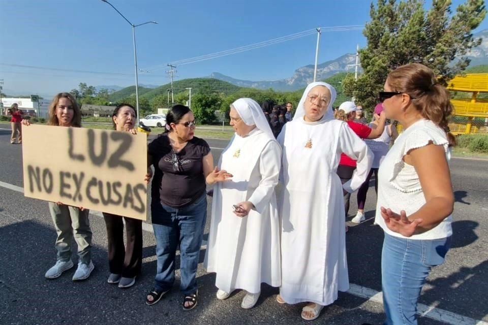 Los vecinos se plantaron ante la falta de respuesta por parte de CFE.