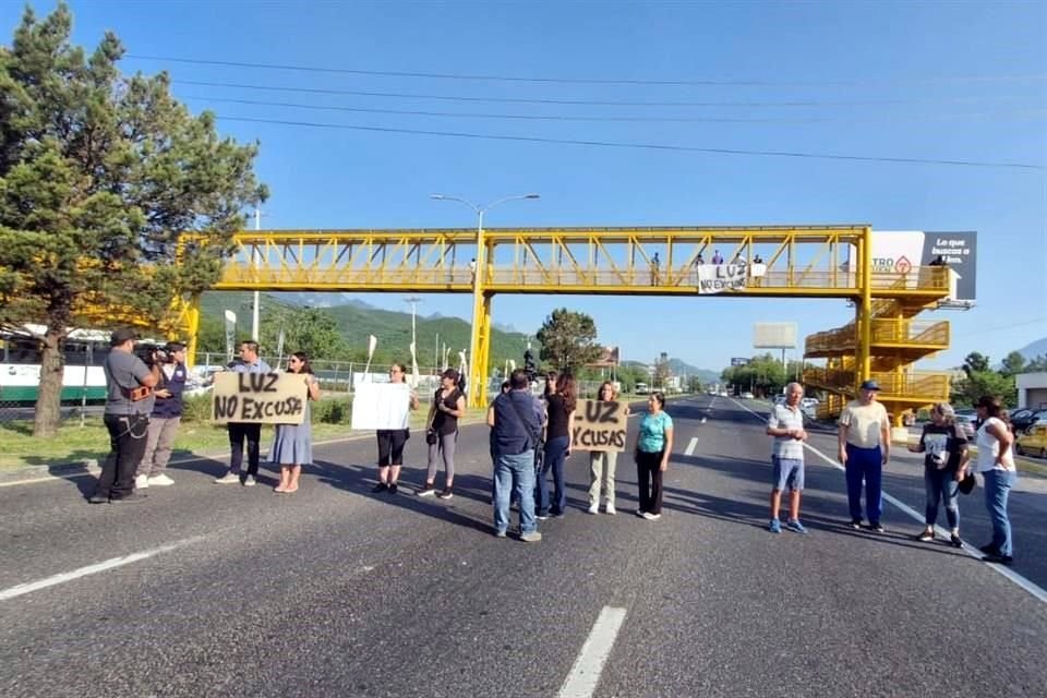 Los vecinos se plantaron ante la falta de respuesta por parte de CFE.