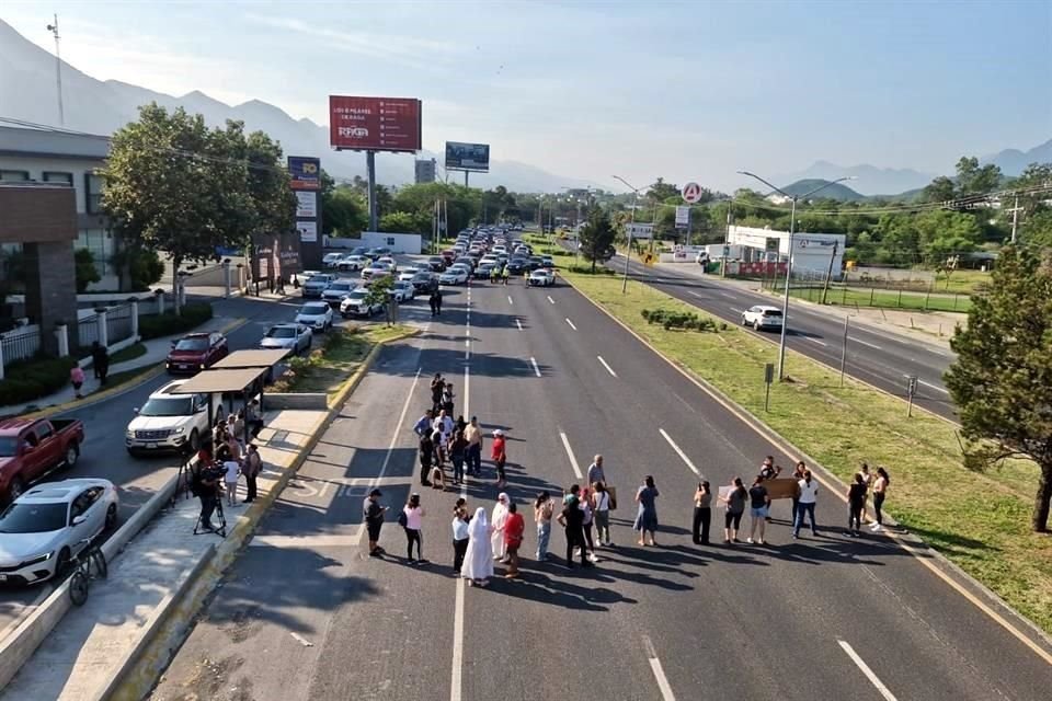 Los vecinos se plantaron ante la falta de respuesta por parte de CFE.