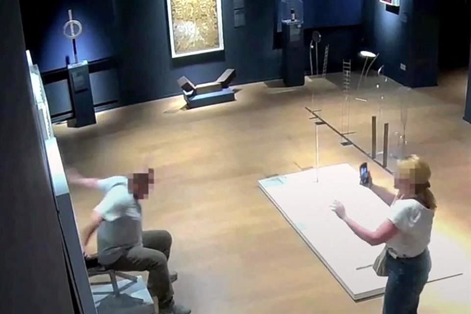 La silla del artista Nicola Bolla con incrustaciones de cristales Swarovski fue descrita por el museo Palazzo Maffei como 'extremadamente frágil'.