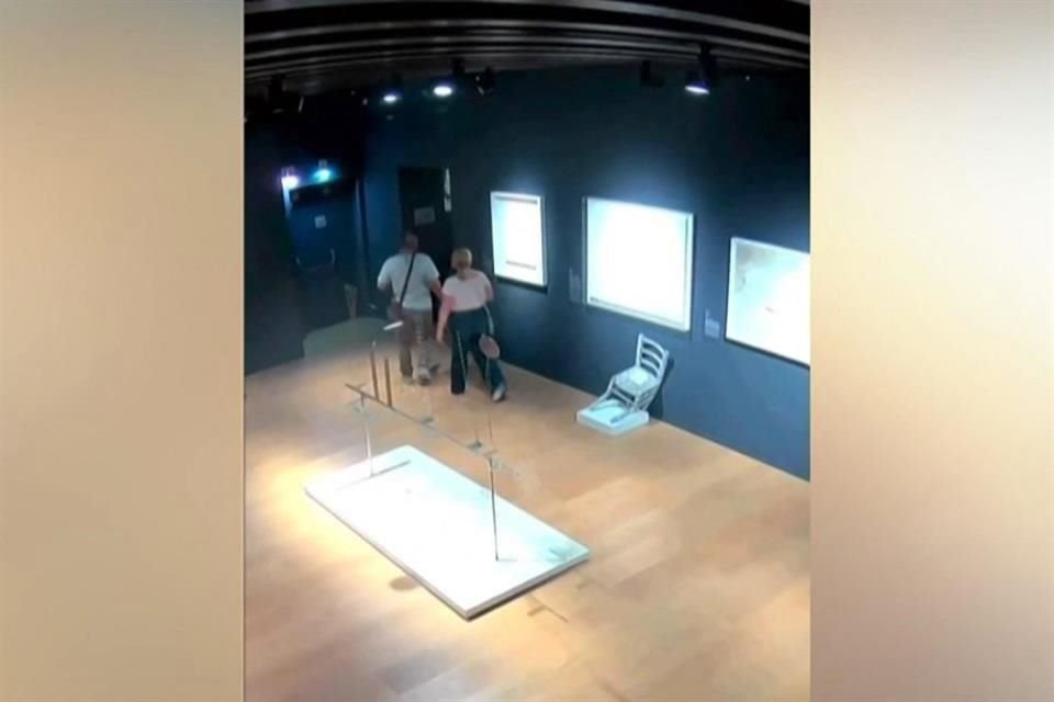 Al ver el daño, los visitantes al museo huyeron antes de que el personal de seguridad pudiera detenerlos.