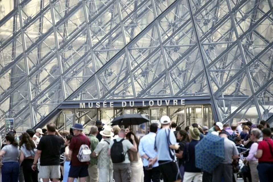 Decenas de turistas esperaban afuera del Museo del Louvre el acceso; pero las puertas no fueron abiertas debido a una protesta de trabajadores.