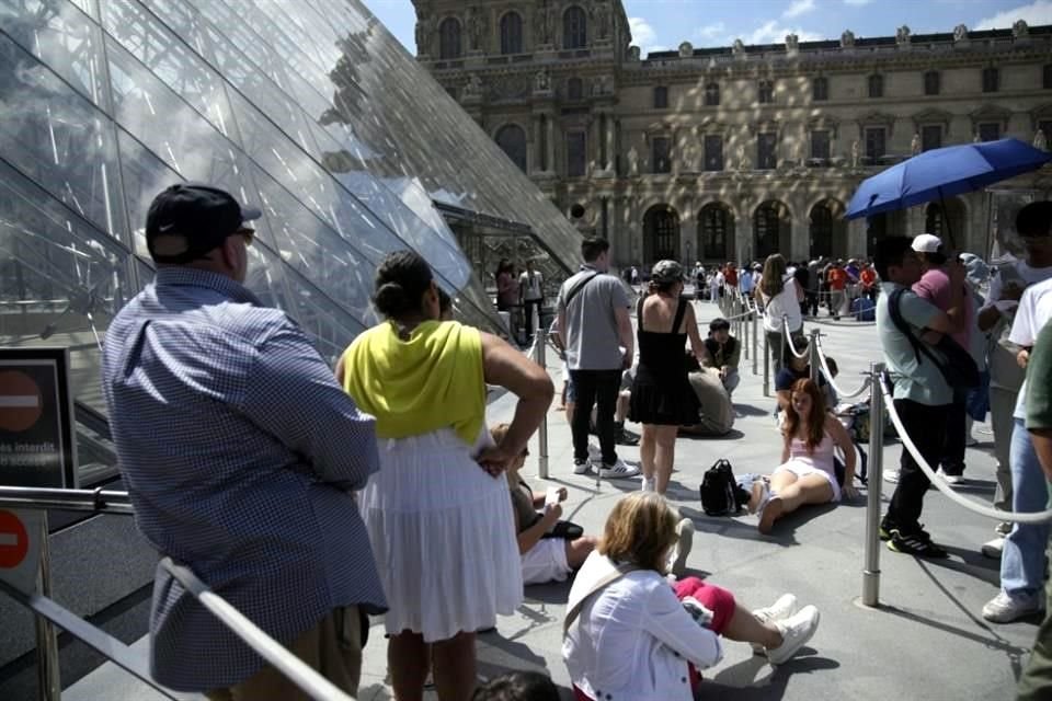 El personal del Louvre denunció las multitudes 'inmanejables' que visitan el recinto frente a la reducción de personal para resguardarlo.